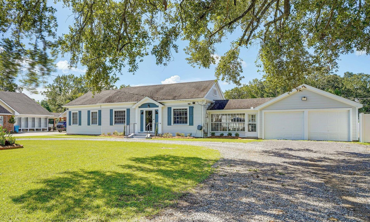 Baldwin House | Peaceful Patio & Sunroom: Baldwin Retreat