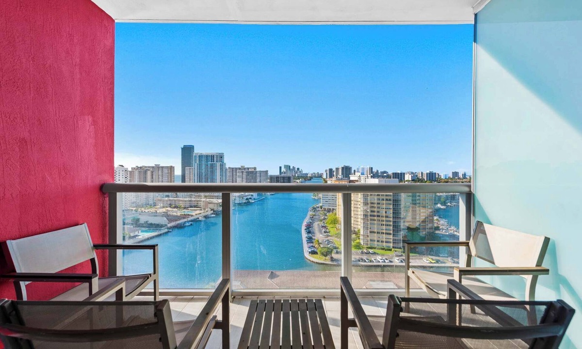 Hallandale Beach Apartment | Peaceful Patio- Beachside Services - 18th Floor