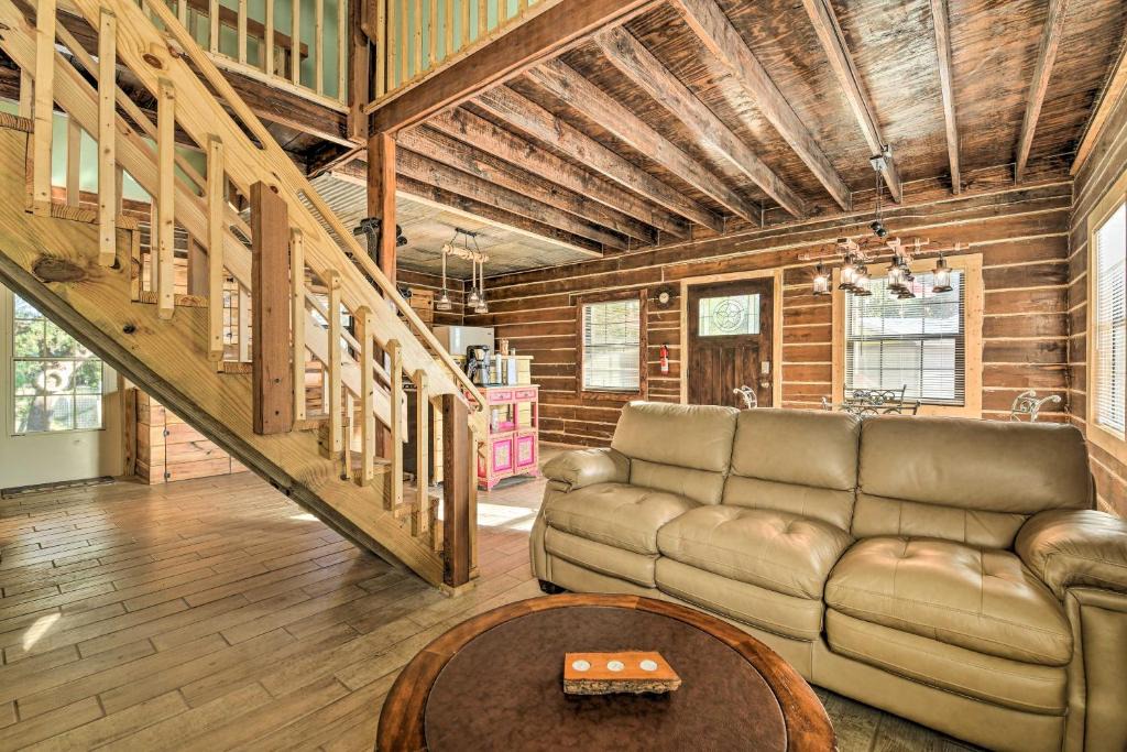 Robstown House | Peaceful Pet-Friendly Cabin on Nueces River!