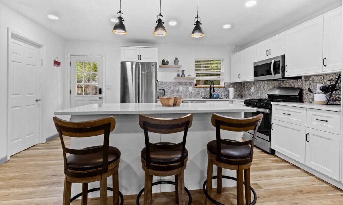 Springtree House | Peaceful Pet Friendly Home with fenced yard