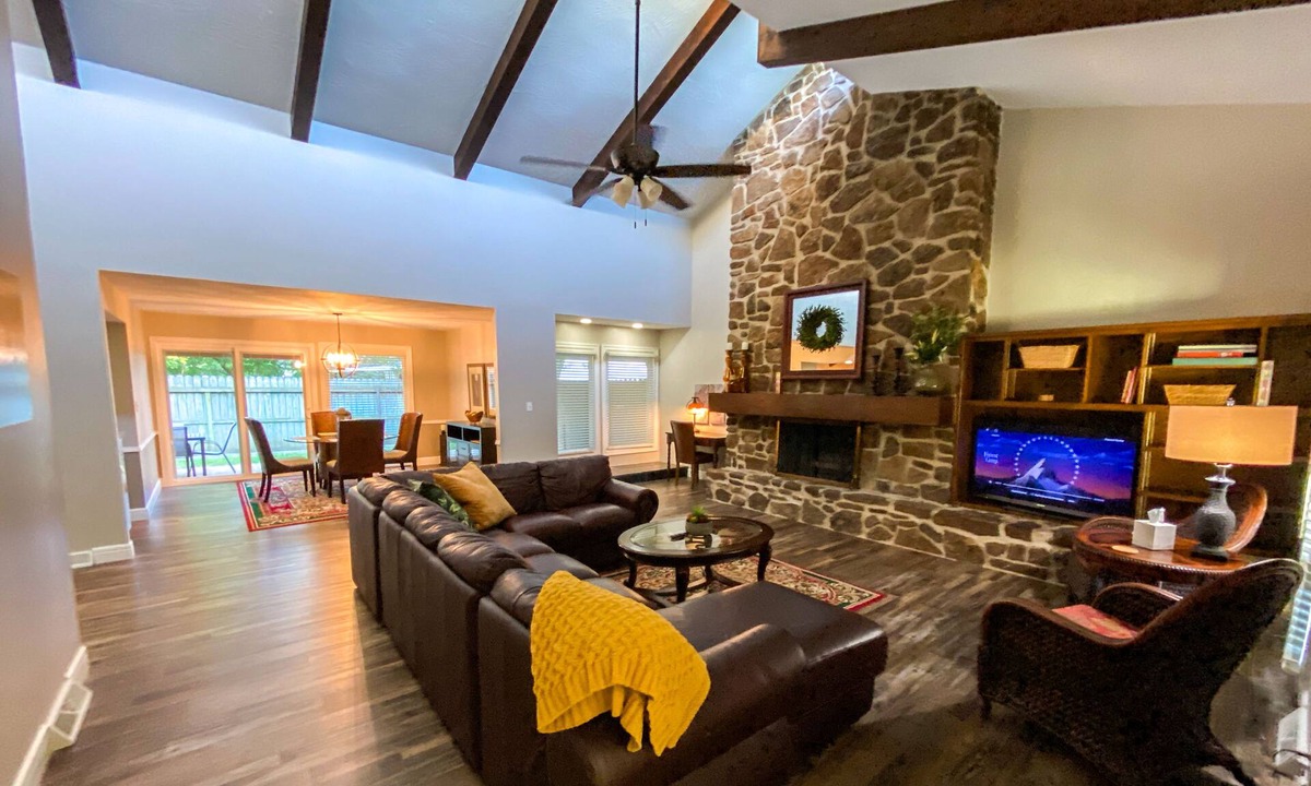 Monett House | Peaceful Place: Upscale Accomodations, Small Town Feel