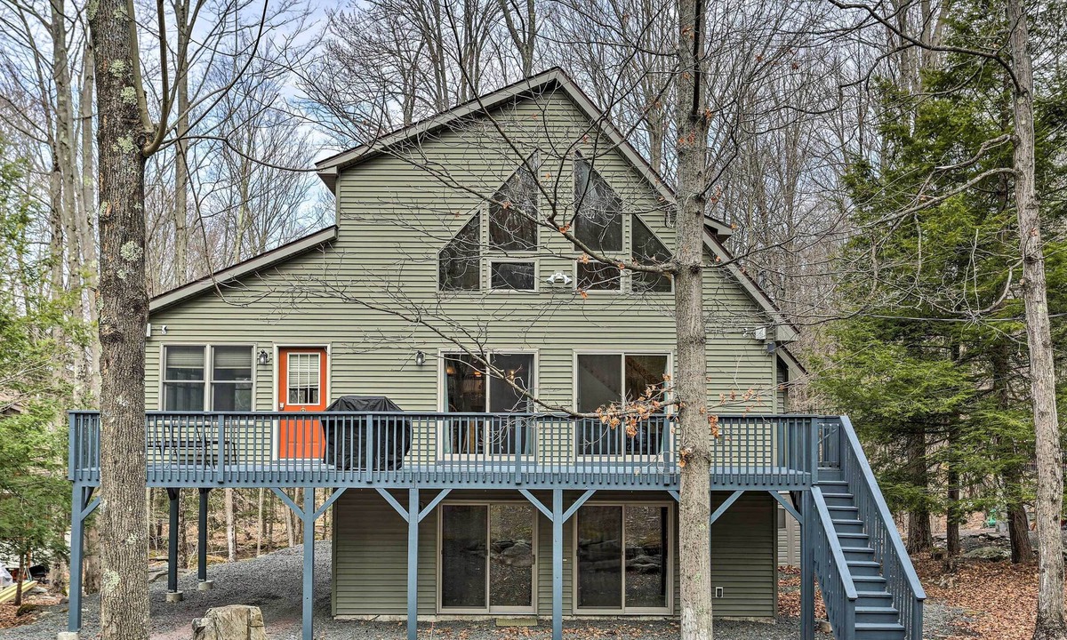 Hamlin Cabin | Peaceful Poconos Cabin w/ Lake Access & Views!