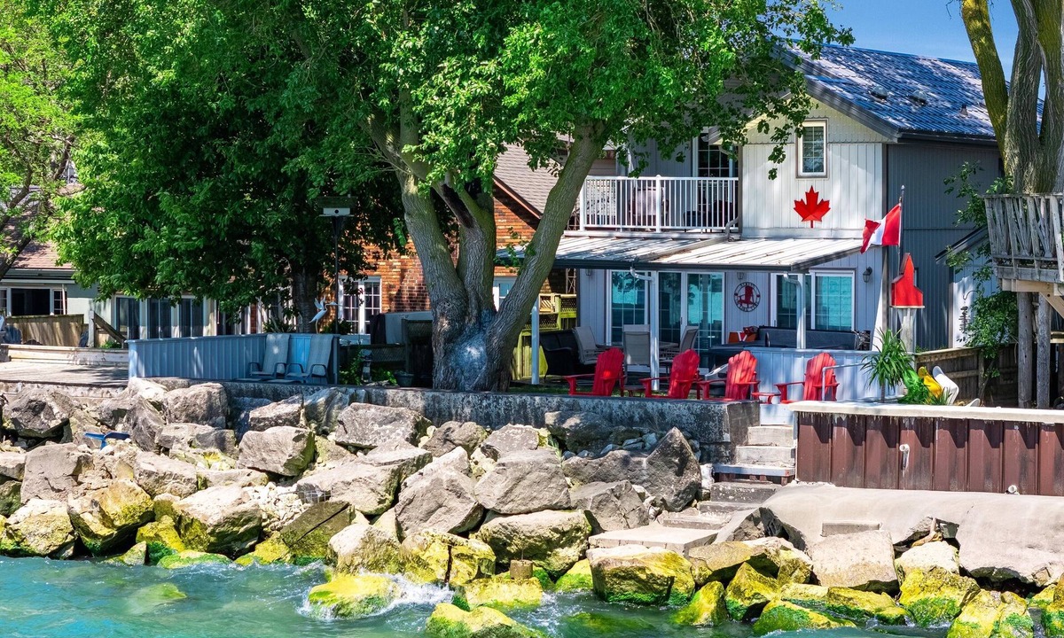 Leamington Cottage | Peaceful Point Lakehouse with Hot tub