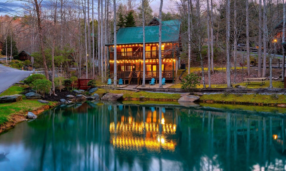 Black Bear Falls Cabin | Peaceful Pond| King Ensuite| Hot Tub| EV Charger