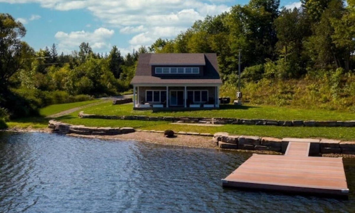 Redwood House | Peaceful Private Waterfront Home