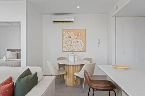 Greenslopes Apartment | Peaceful Residence with Parking