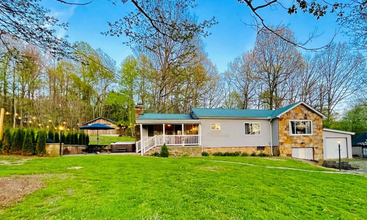 Mill Run House | Peaceful Retreat near Ohiopyle and Fallingwater HOT TUB