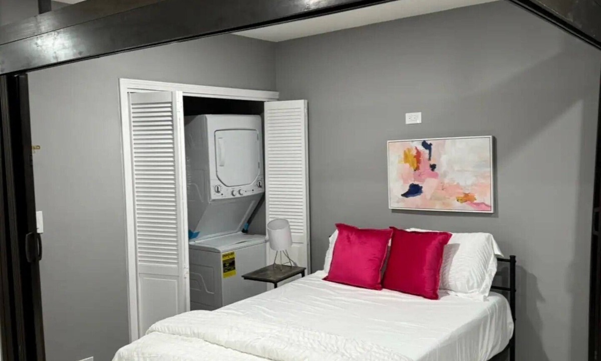 Franklin Park Apartment | Peaceful Retreat: 10Mins to Airport, Free Parking