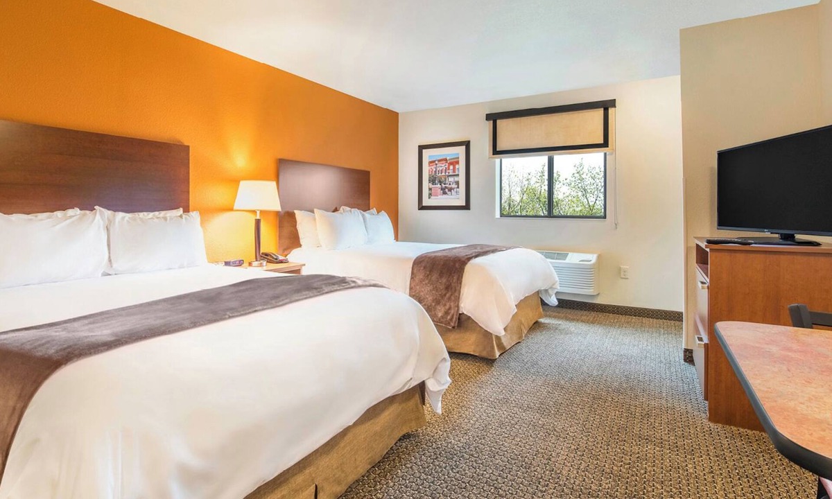 Davenport Hotel | Peaceful Retreat w/Kitchen Near Mississippi Valley Fairgrounds & Attractions