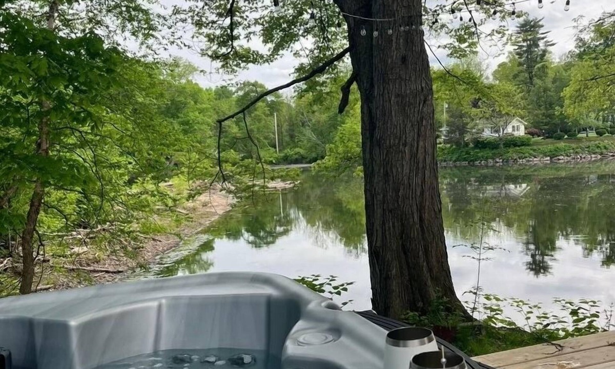 Mount Marion House | Peaceful Riverfront Cottage with Private Hot tub