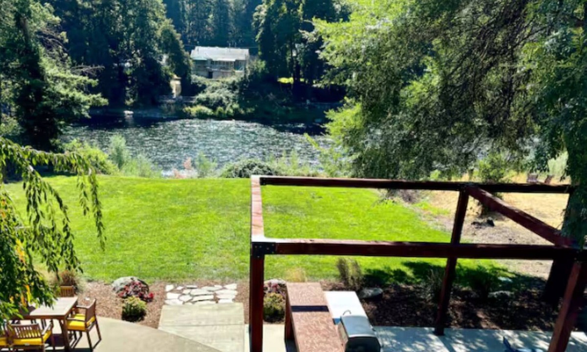 Grants Pass House | Peaceful Rogue River Getaway