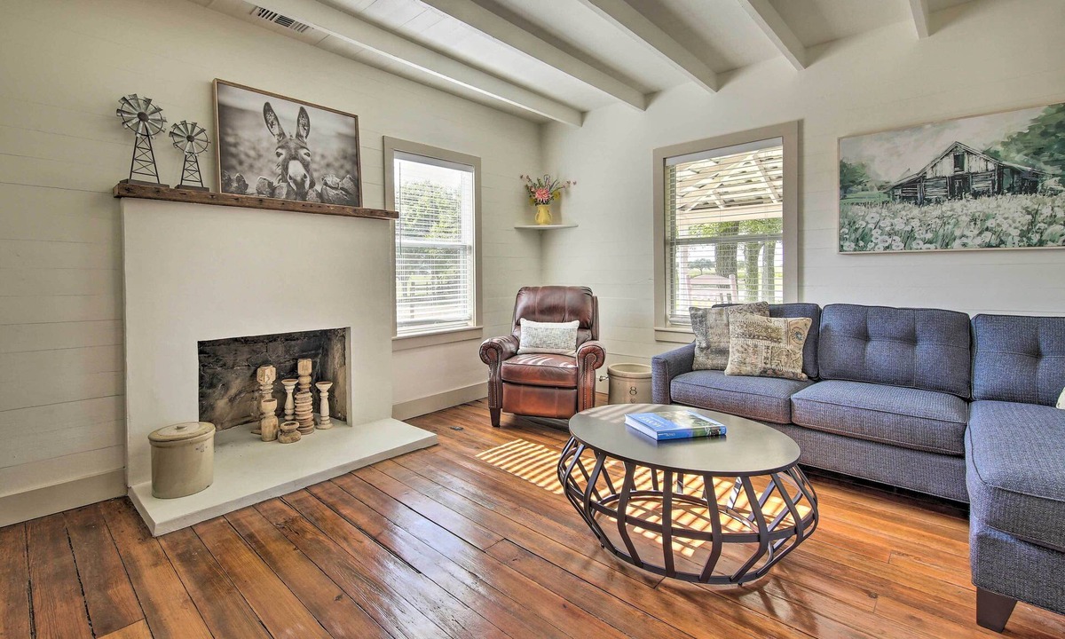 Schulenburg House | Peaceful Schulenburg Farmhouse w/Fire Pit & Games