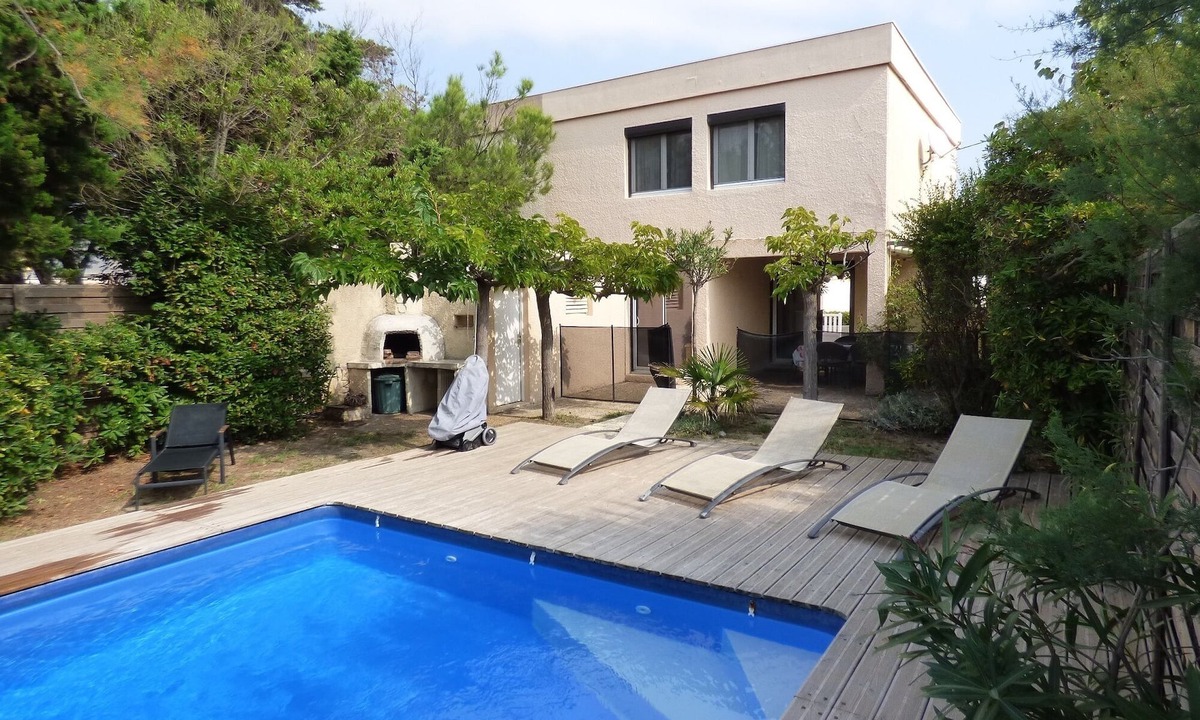 Saint-Pierre-la-Mer Villa | Peaceful seaside house with pool