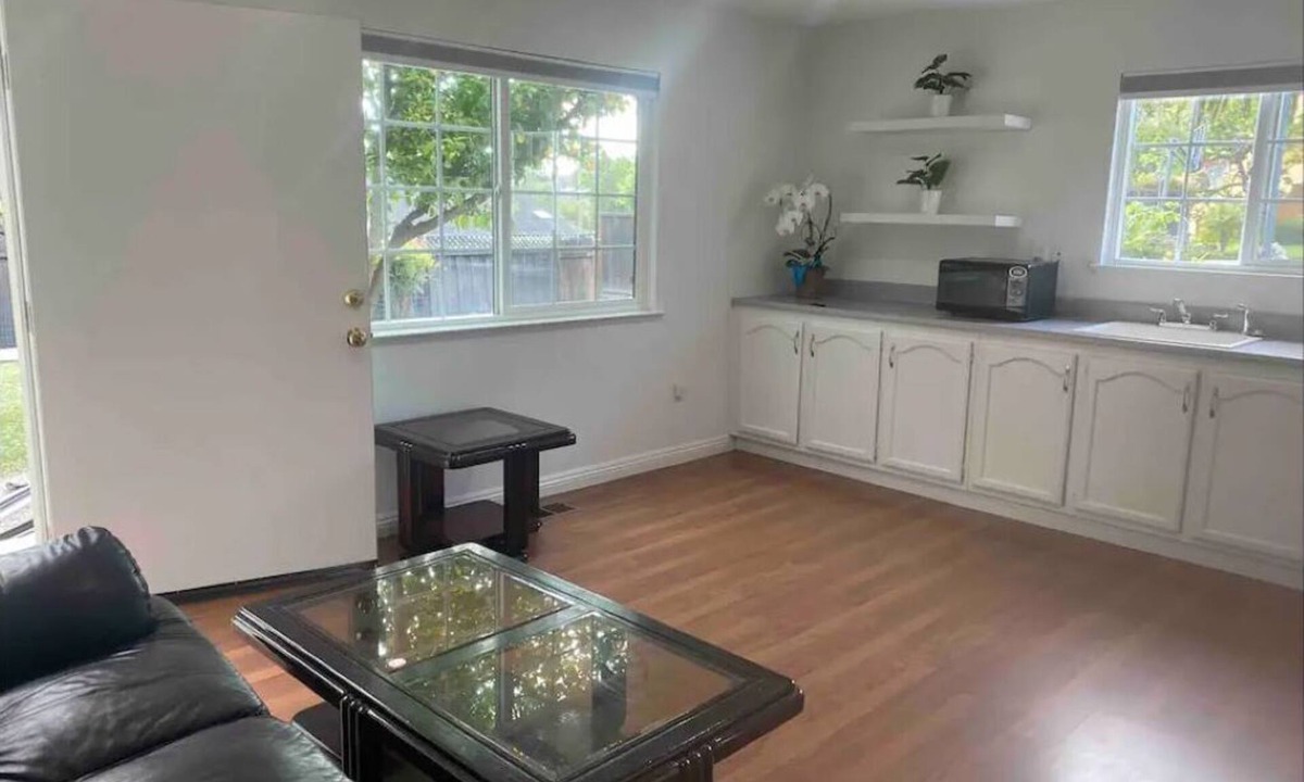 Weibel House | Peaceful single bedroom private suiten