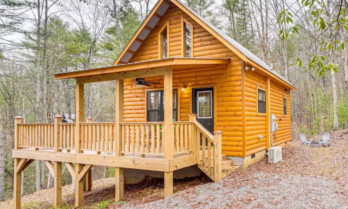 Murphy Cabin | Peaceful Smoky Mountain Cabin with Fire Pit and Scenic Deck