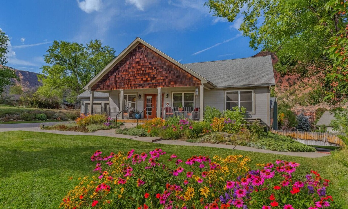 Glenwood Springs House | Peaceful & Spacious Home with Sauna Sleeps 12