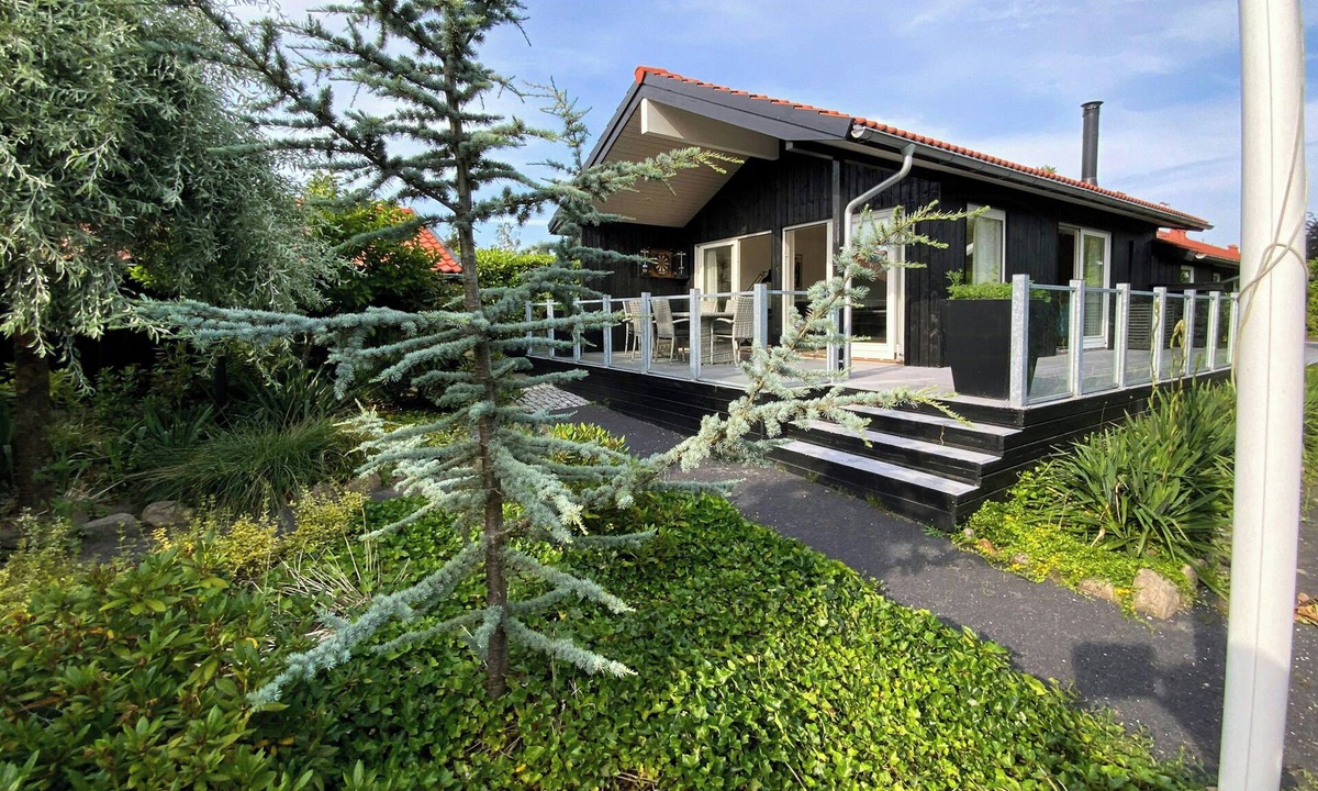 Kirke Hyllinge House | Peaceful summer house by Ejby Ådal and Isefjord