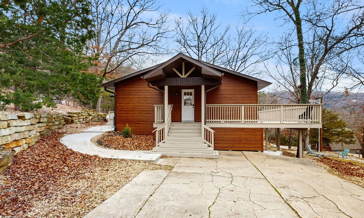 Lost Bridge Village House | Peaceful Top-Floor Retreat with Lake Views, Spacious Deck, AC, and Washer/Dryer