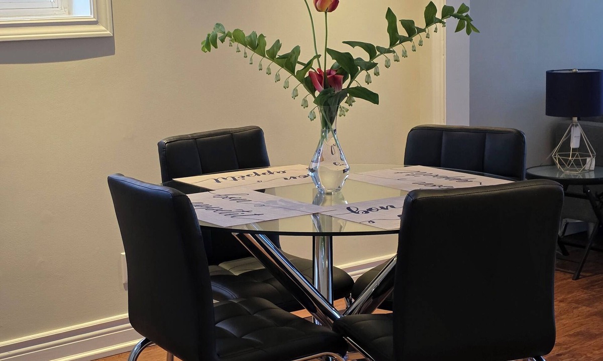 Alderwood House | PEACEFUL Toronto HIDEAWAY family friendly with full kitchen
