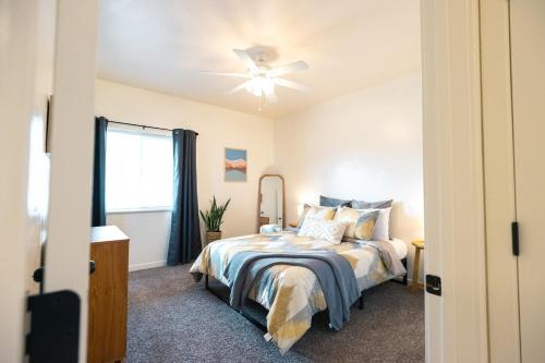 Evergreen House | Peaceful Townhome Fast WiFi Enclosed Garage