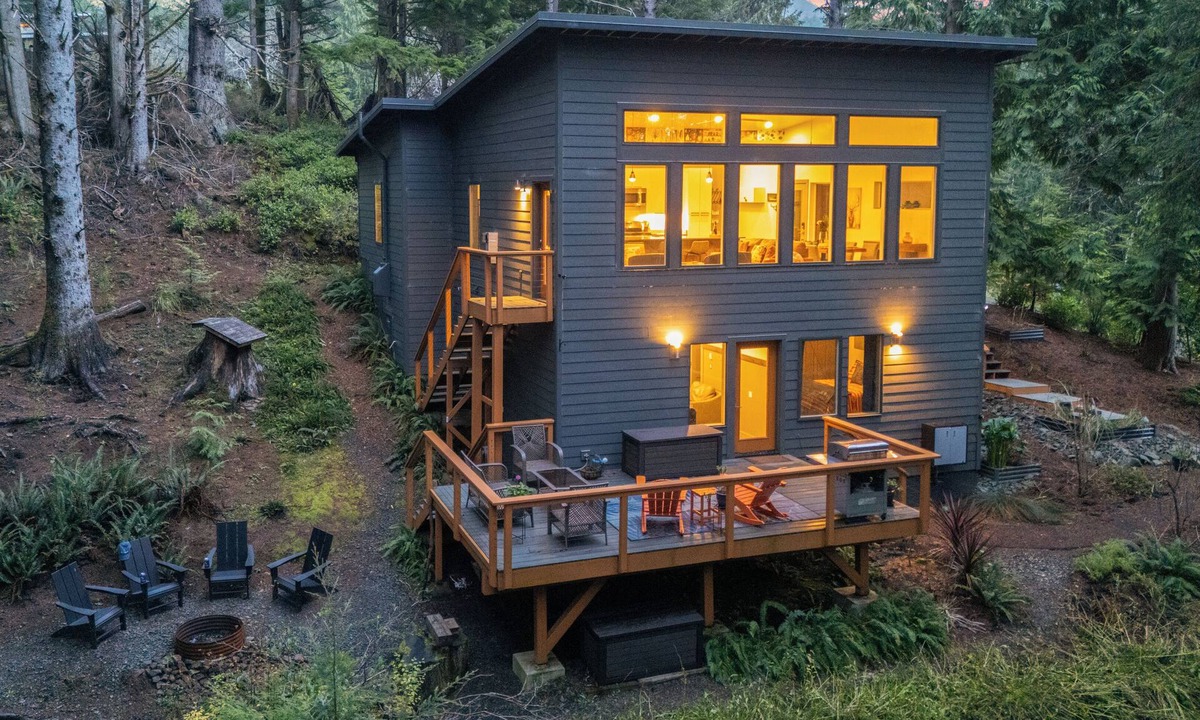 Arch Cape House | Peaceful Treehouse-Style Stay with Sauna, Fire Pit & Forest Views Near the Coast