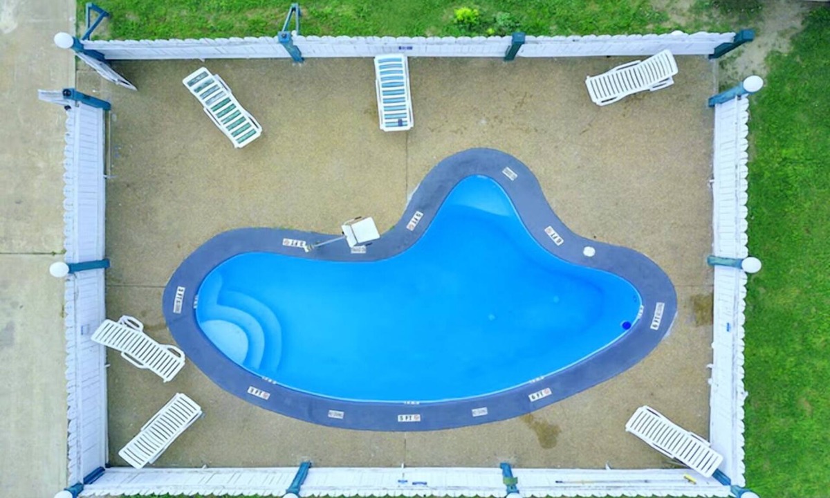 Oakville Hotel | Peaceful Unit Near Dairy Queen – Pet Friendly, Pool & On‑site Parking