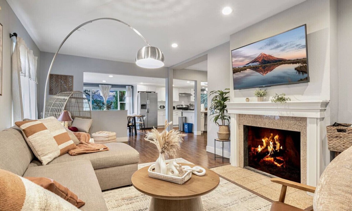 Esperance House | Peaceful Upper Unit in Edmonds | Mins to Ferry