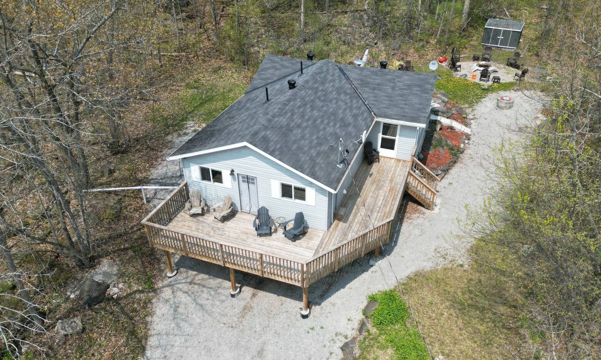Lafontaine Cottage | Peaceful Upscale Muskoka Cottage, 3 Bedrooms, Hot Tub, WiFi, Satellite