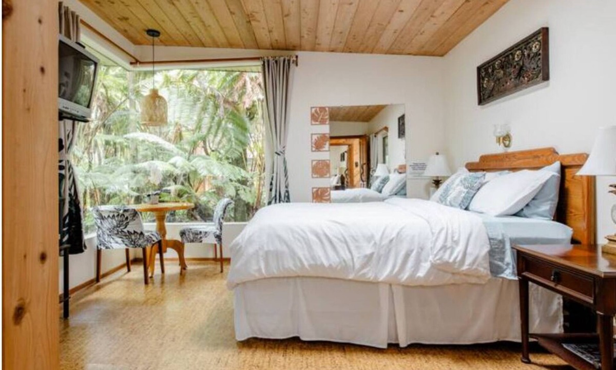 Volcano Cabin | Peaceful Volcano lodge with a hot tub