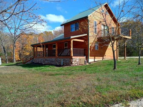 Davisville House | Peaceful Woodland Cabin with Balcony & Starry Nights in Steelville, Missouri