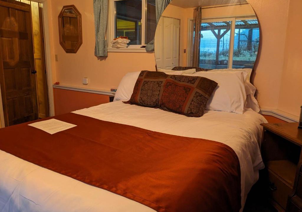 Marrowstone House | Peach Room Bed Queen