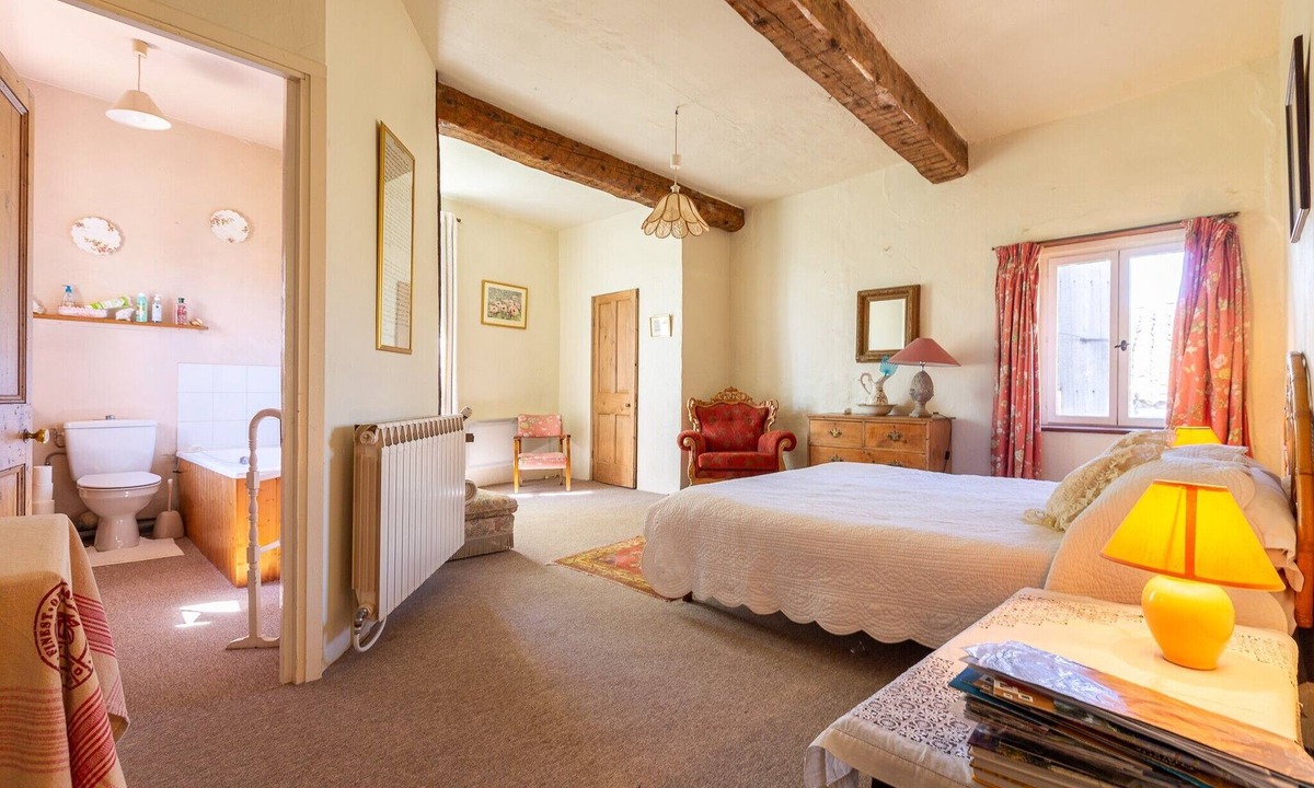 Sauzet Bed & Breakfast | Peach room with Pool and Garden