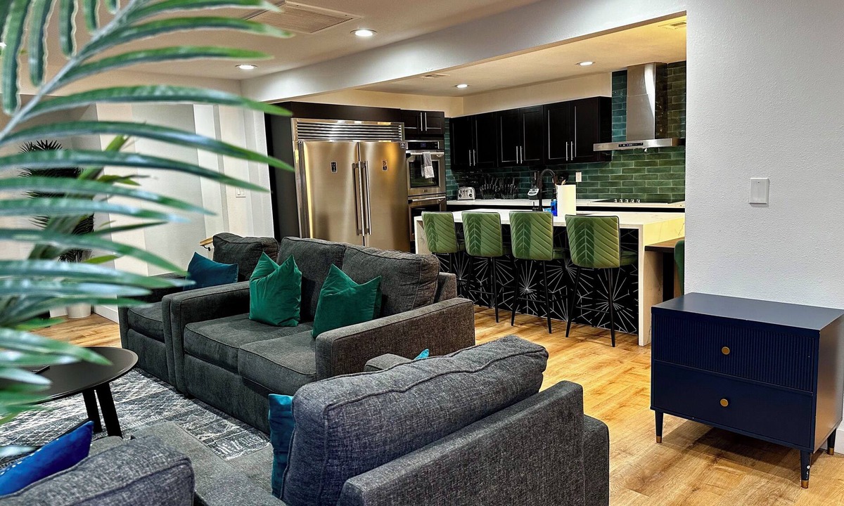 North Las Vegas House | Peacock Inn 8 Bdr X 4 Bth 14 Bds