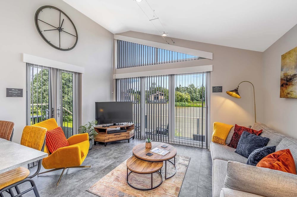 Frampton Ski Chalet | Peacock Lakeside Lodge