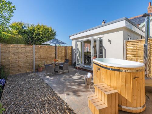 Thurlton House | Peacock Lodge