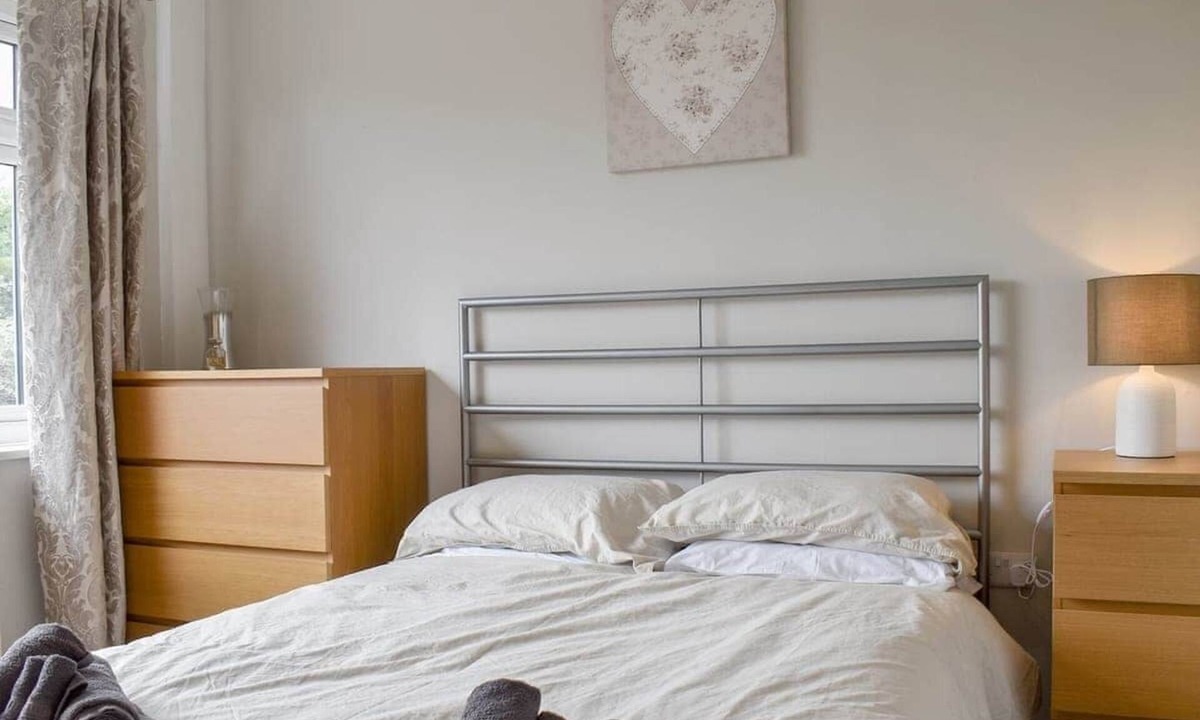 Ashbourne House | Peak District Home with Garden and Parking