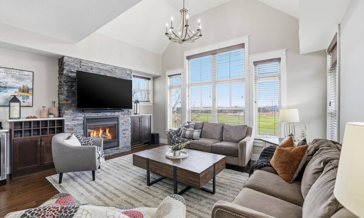 The Blue Mountains Condo | Peak Paradise: Hot Tub + Steps to Slopes