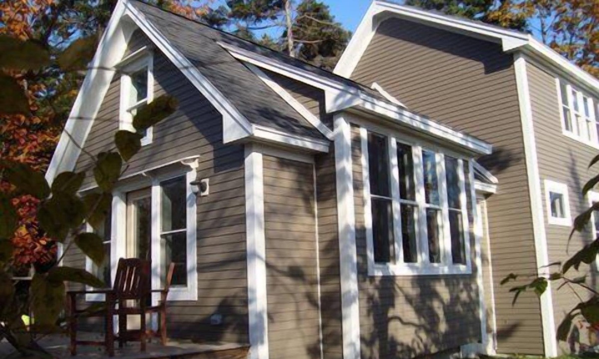 Peaks Island House | Peaks Cottage: Modern amenities, island charm, steps to shore