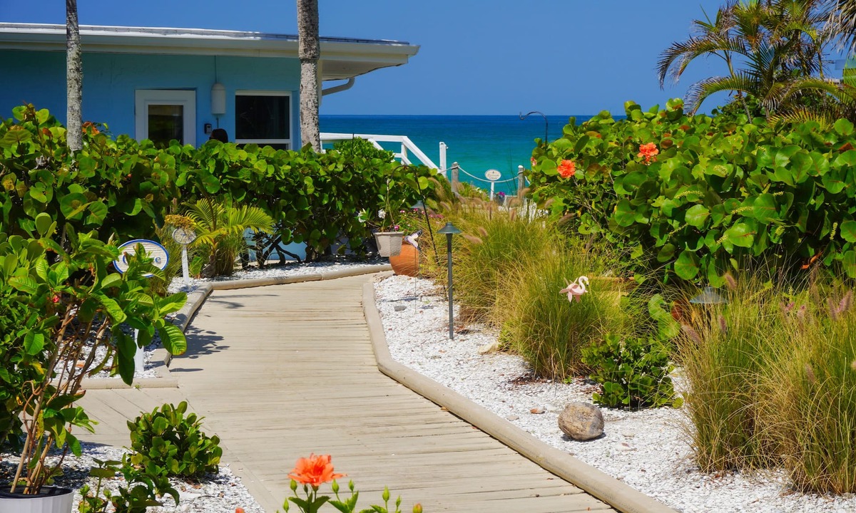 Englewood Hotel | Pearl Beach Inn