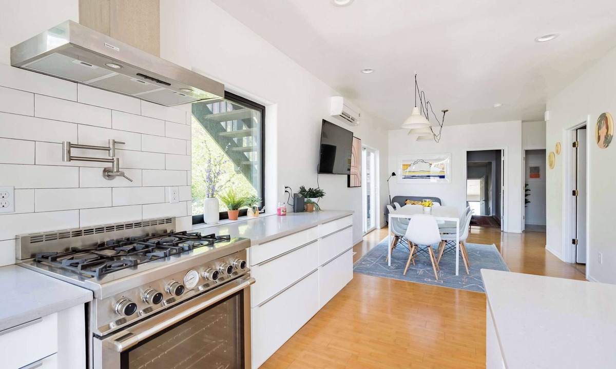 Alphabet Historic District Apartment | Pearl District Luxury 2BR AC Sleeps 4