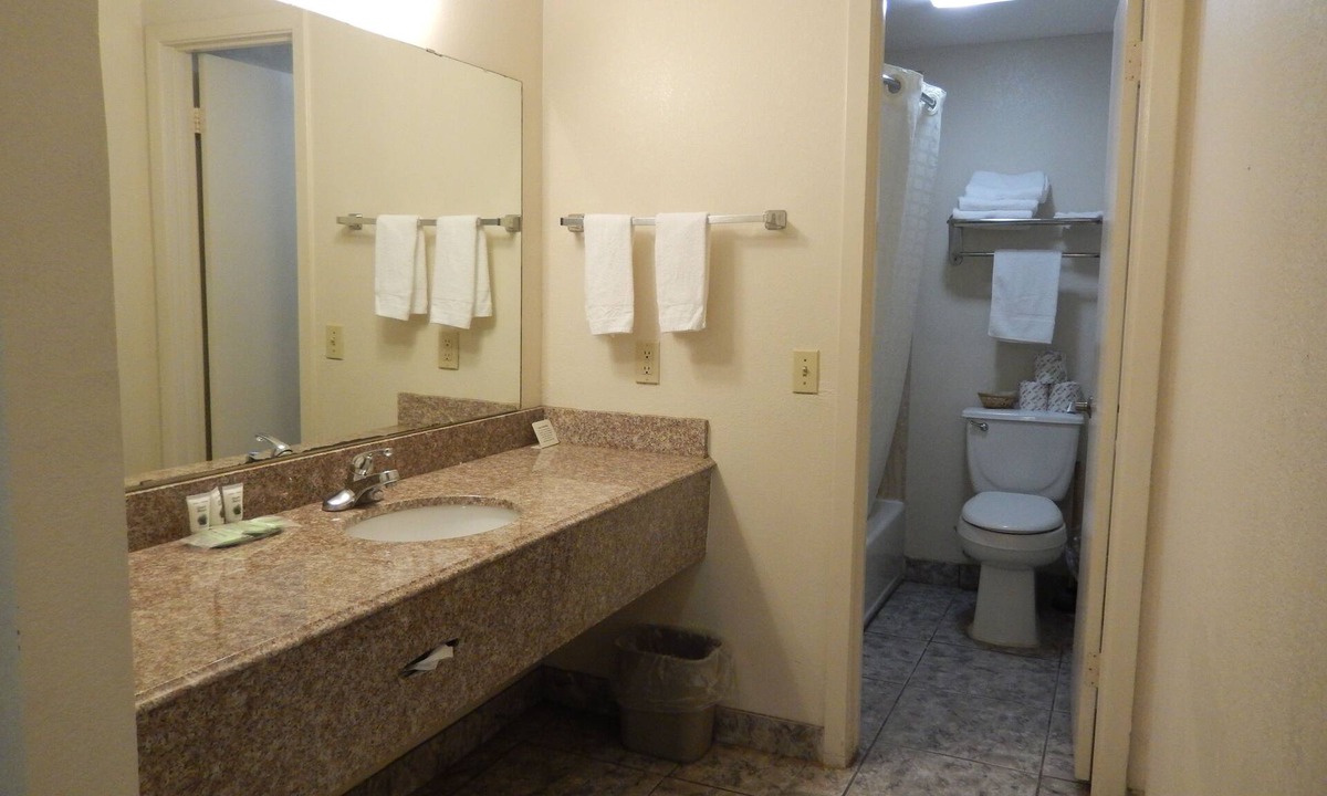 Pearsall Hotel | Pearsall Executive Inn