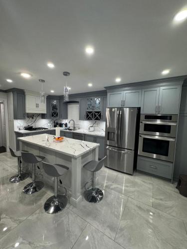 Central Erin Mills House | Pearson Gateway Comfort Home