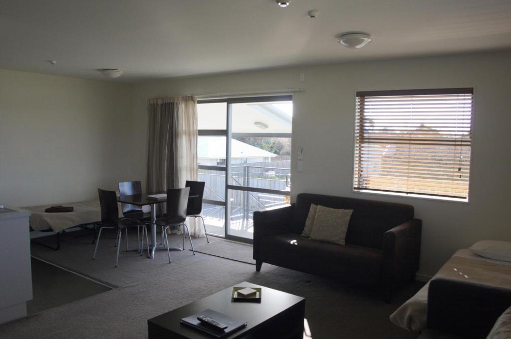 Woodend Hotel | Pegasus Gateway Motels & Apartments