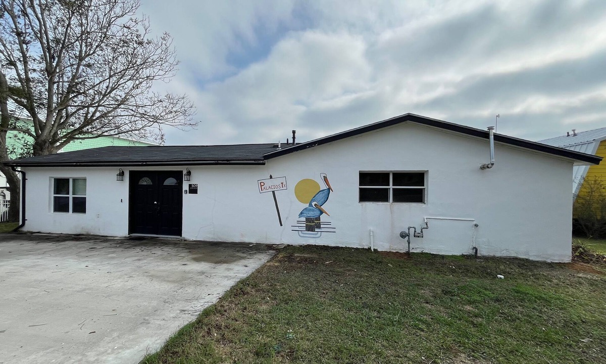 Palacios House | Pelican Place-lit dock, crab cages, W/D, 5 TVs, gameroom, fully stocked kitchen