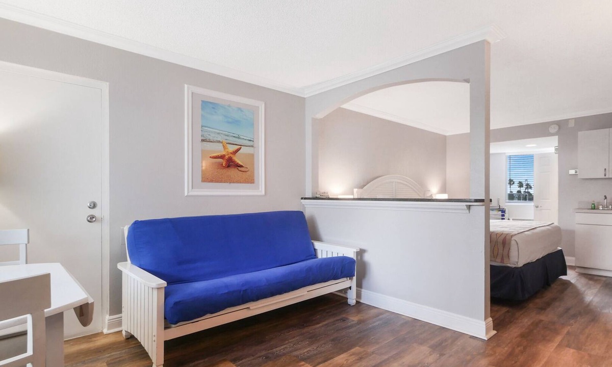 Clearwater Beach Condo | Pelican Pointe 215:Walk to Beach~Pool~Free Parking