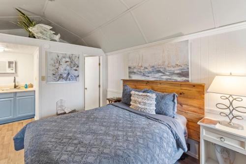 Oil City House | Pelican's Nest, Caddo Lake Cabins, with Kayaks