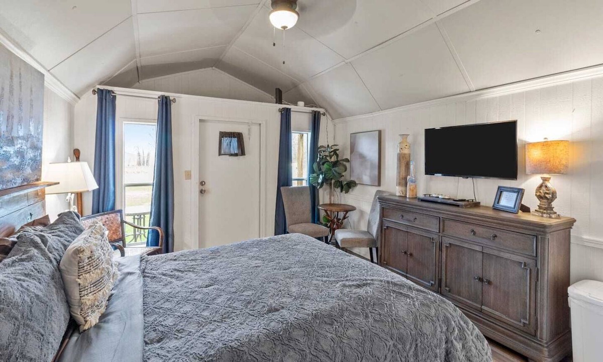 Oil City Apartment | Pelican's Nest with kayaks, Caddo Lake Cabins