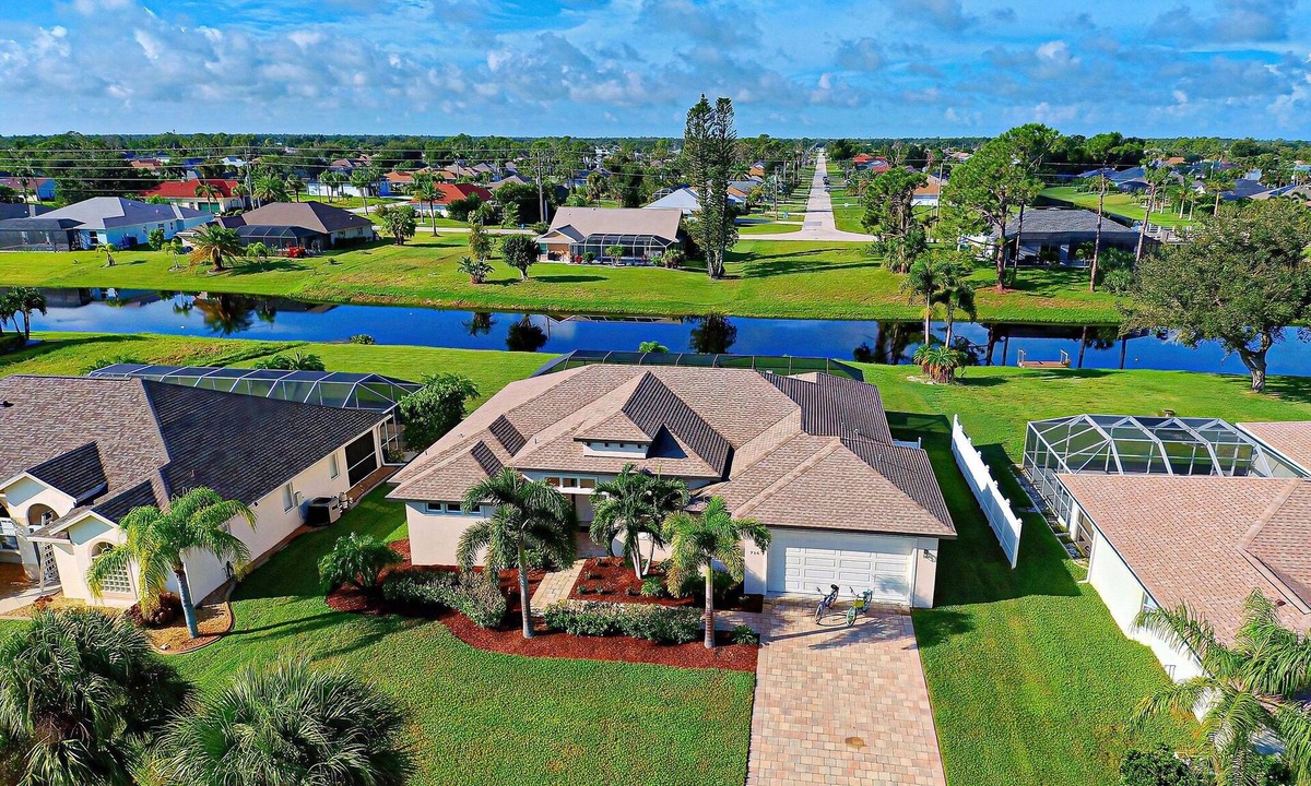 Broadmoor House | Pelican Shores | 2 King Suites | Pool | Jacuzzi | Lounge