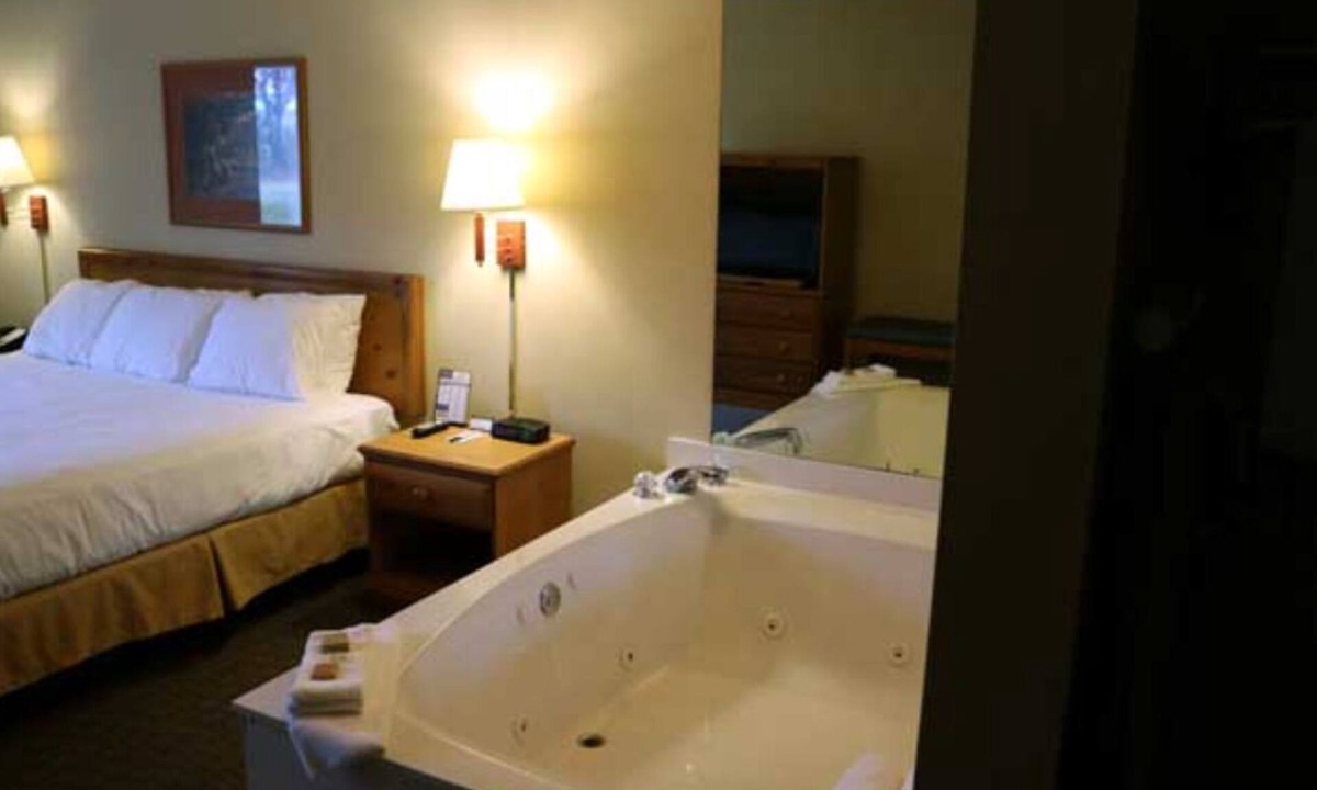 Levering Hotel | Pellston Lodge