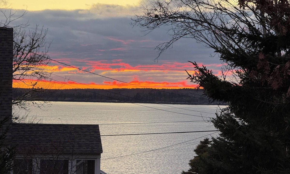 New Harbor House | Pemaquid Trail Gem: Private Beach Access + Water Views + Huge Deck
